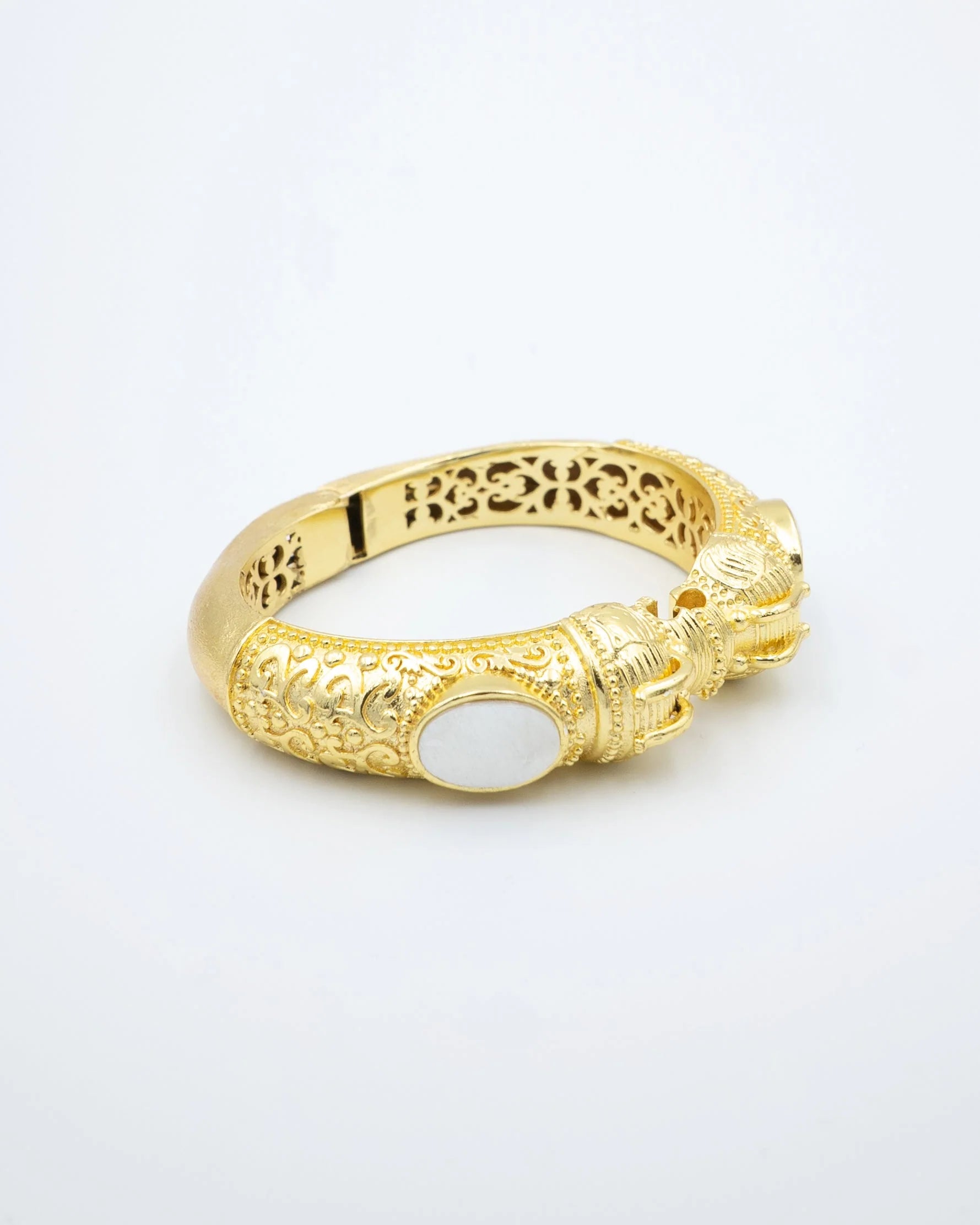 Brazelete Kumar Dorado Etnico Madre Perla Tiahra