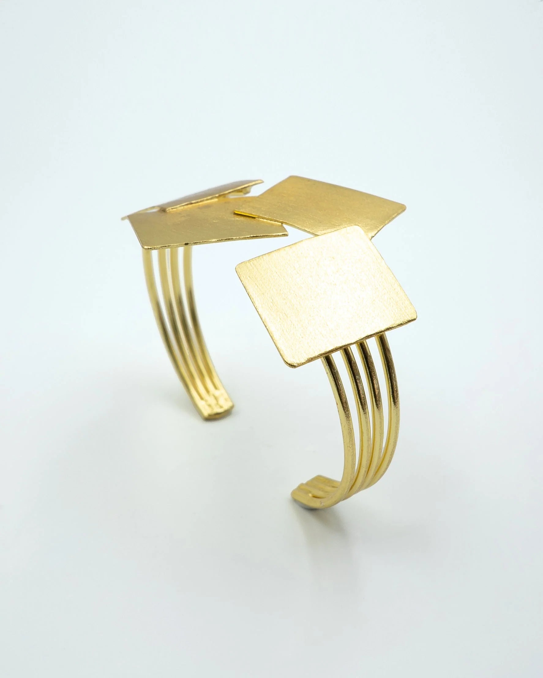 Brazalete Suffle Dorado Tiahra K8124