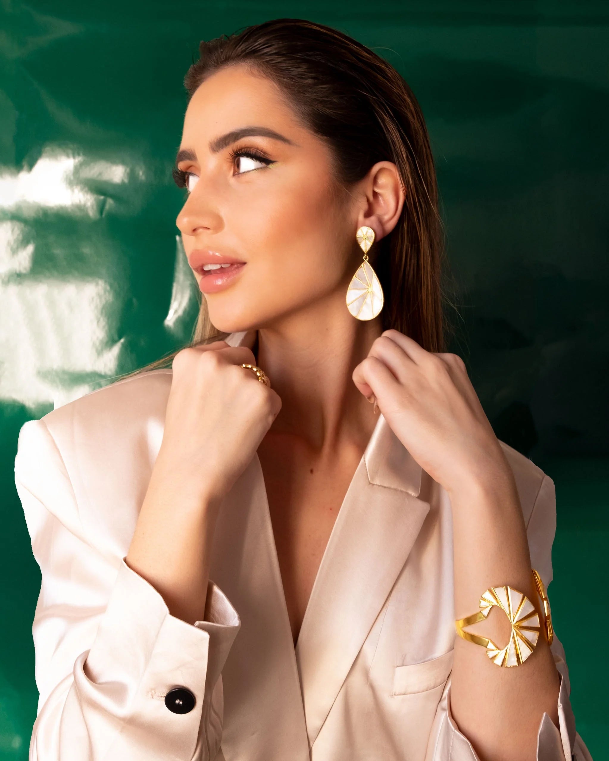 Pendiente Dorado Ammar Madre Perla TIAHRA S5817-MP