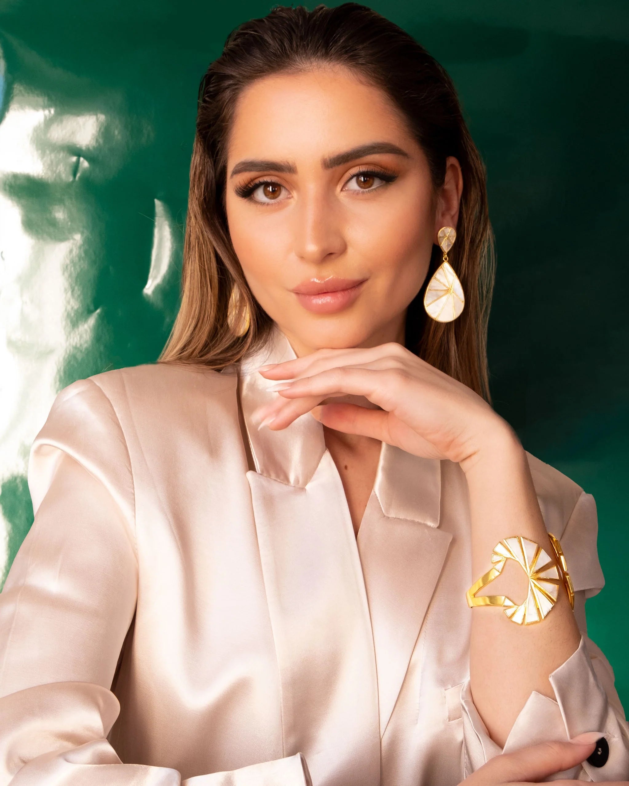 Pendiente Dorado Ammar Madre Perla TIAHRA S5817-MP