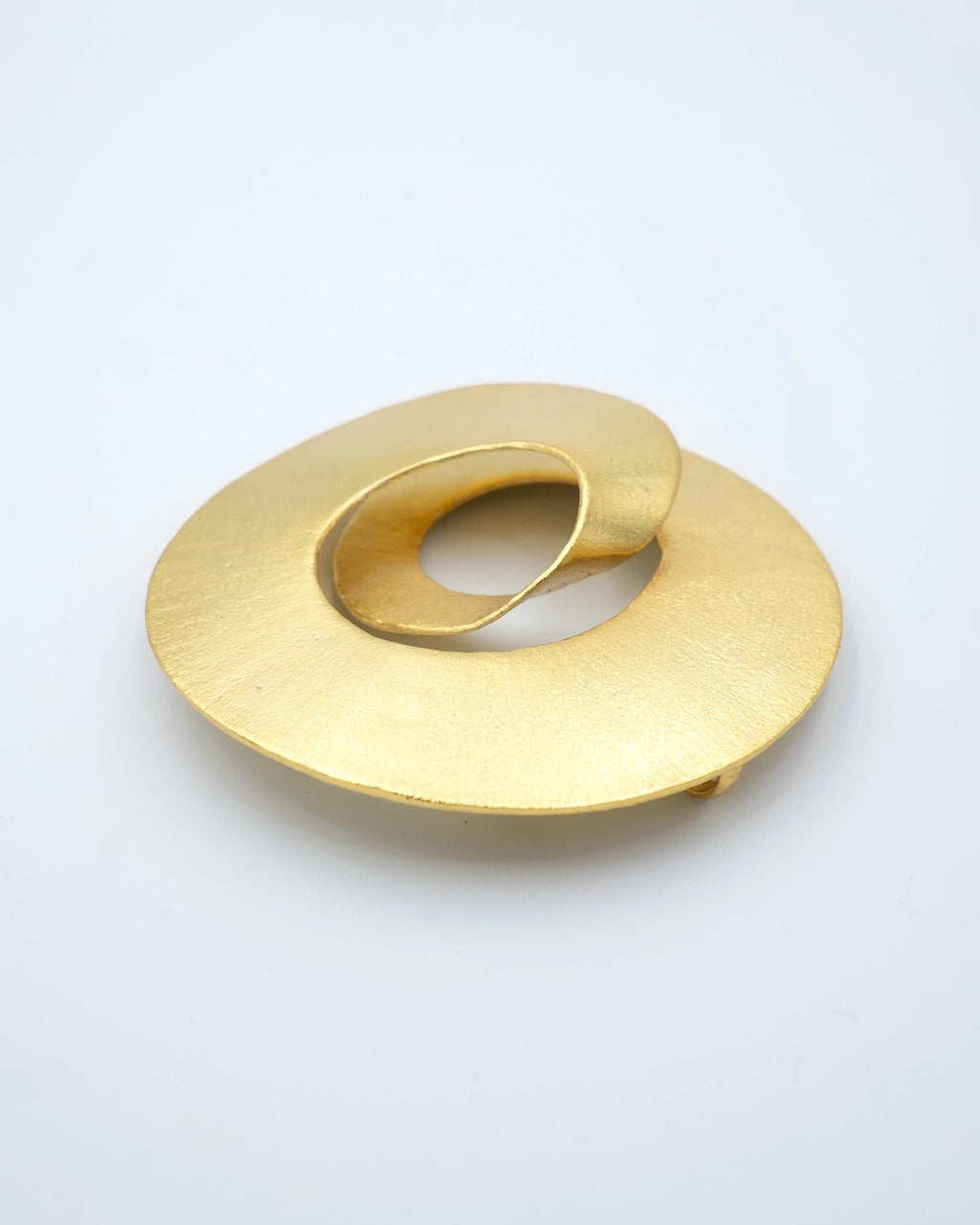 Broche dorado circular lámina Tiahra KB110
