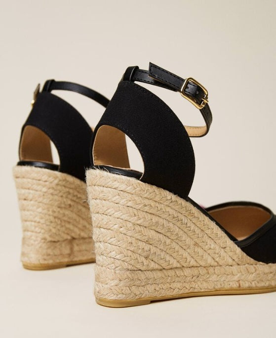 Cuñas negras y bordado Twinset