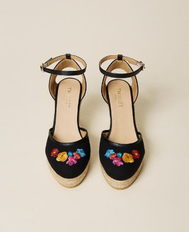 Cuñas negras  y bordado Twinset