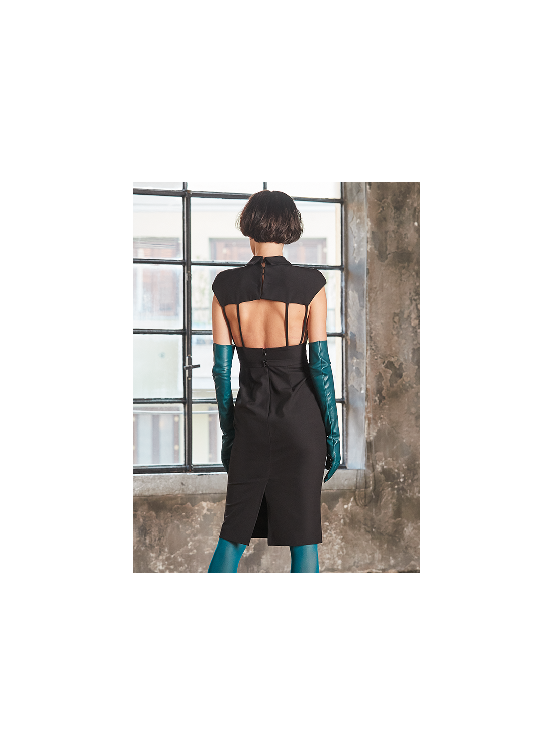 Vestido negro escote