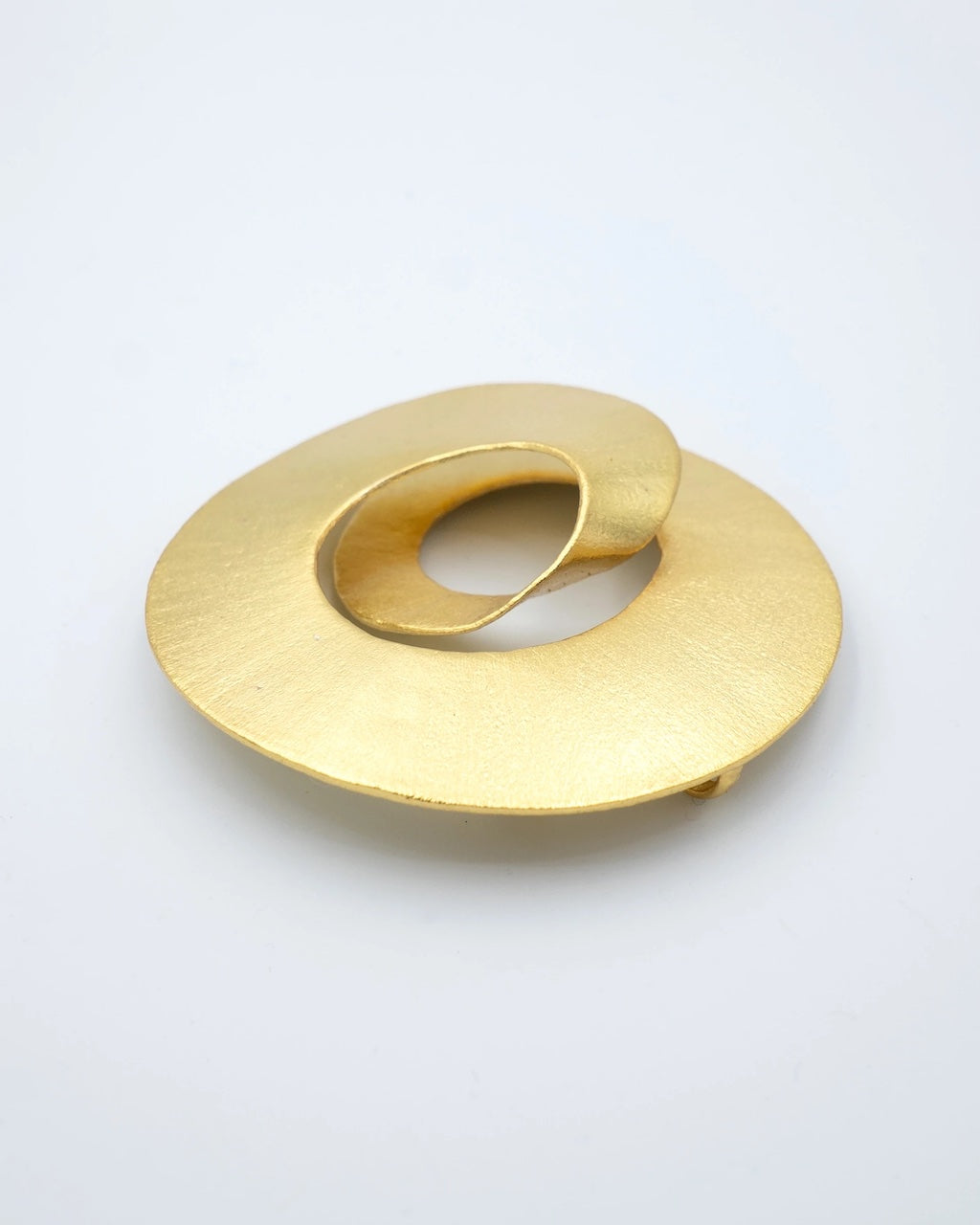 Broche dorado circular lámina Tiahra KB110
